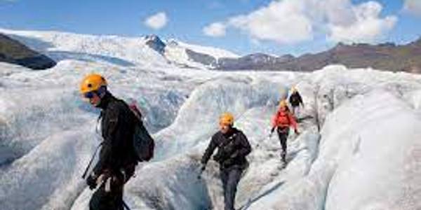 گردشگران گرفتار سرما در دره گردو اراک نجات یافتند