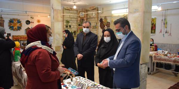 اختتامیه نمایشگاه توانمندیهای بانوان شهرستان محلات با حضور ناظری فرماندار برگزار شد.