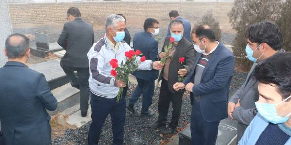 صبح  چهارشنبه ۱۴۰۰-۹-۱۷  مهندس امیر هادی سرپرست فرمانداری شهرستان اراک به همراه روسا و مسئولین ادارات با حضور در  گلزار  شهدای شهرکارچان از مقام شامخ شهدا تجلیل به عمل آوردند .