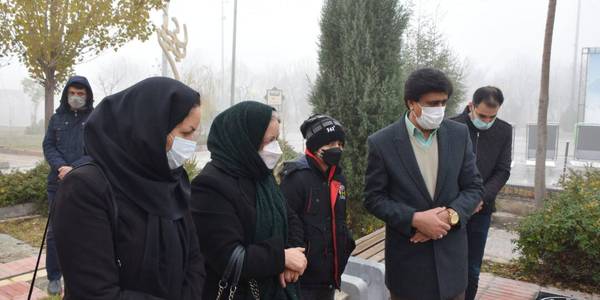 🔘 در آغاز هفته پرستار صورت گرفت:

◻️ حضور معاون سیاسی،امنیتی و اجتماعی استاندار مرکزی، رئیس و مسئولین دانشگاه علوم پزشکی اراک و جمعی از مسئولین استانی بر سر مزار شهدای مدافع سلامت و ادای احترام به مقام شامخ شهدا و تجلیل از خانواده معزز شهداء مدافع سلامت .