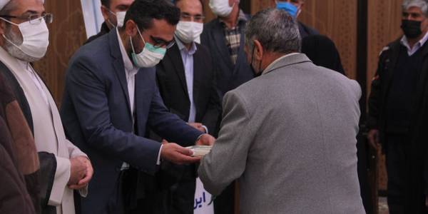 بمناسبت سالروز میلاد حضرت زینب (س) اهداء ۱۸ سند افتخاری خرید یک متر زمین صحن مطهر حضرت زینب (س) که در طرح توسعه حرم اباعبدالله الحسین علیه السلام در کربلای معلا خریداری شده به خانواده های معظم شهدا،نمازگزاران مساجد و خیرین شهر محلات با حضور ناظری فرماندار شهرستان محلات و دیگر مسئولین در مراسم نمازجمعه شهر محلات