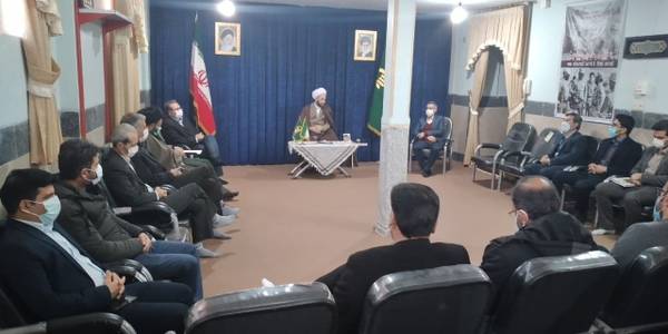 جلسه درس اخلاق مدیران ادارات شهرستان خنداب در دفتر امام جمعه برگزار شد.