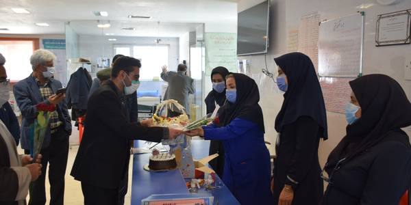 تقدیر از پرستاران بیمارستان امام خمینی (ره) محلات به مناسبت فرا رسیدن ولادت با سعادت حضرت زینب (س) و روز پرستار با حضور ناظری فرماندار شهرستان محلات برگزار شد.