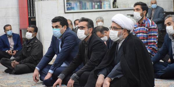 حضور ناظری فرماندار شهرستان محلات، حجت الاسلام والمسلمین دکتر ربانی امام جمعه شهر محلات و دیگر مسئولین ادارات شهرستان در نماز مغرب و عشا مسجد حضرت ابوالفضل (ع) و برگزاری میز خدمت (پاسخگویی به سوالات همشهریان و رسیدگی به مشکلات آنان)