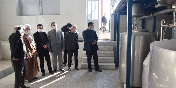 بازدید ناظری فرماندار شهرستان محلات به همراه حجت الاسلام والمسلمین دکتر ربانی امام جمعه شهر محلات از کارخانه عرقیجات، گلاب و اسانس انجمن خیریه غدیر ولایت