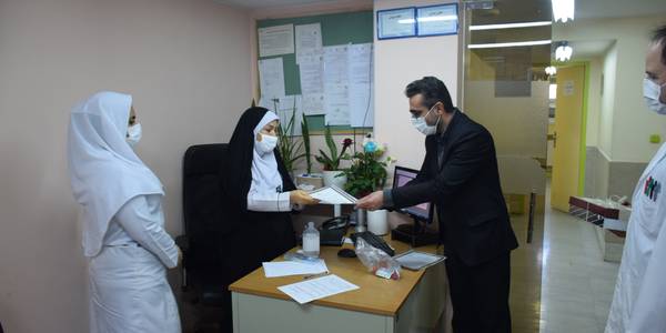 حضور ناظری فرماندار شهرستان محلات در درمانگاه تامین اجتماعی وتقدیر از پرستاران این درمانگاه به مناسبت ولادت با سعادت حضرت زینب (س) و روز پرستار