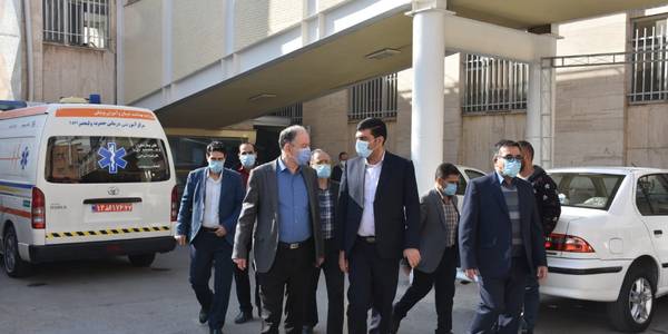 سرپرست فرمانداری شهرستان اراک از همکار بستری در بیمارستان عیادت کردند