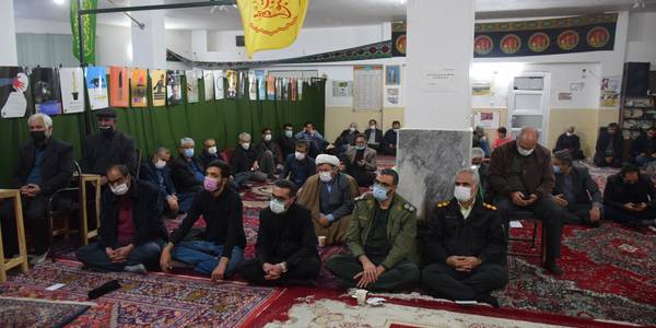 حضور ناظری فرماندار شهرستان محلات، حجت الاسلام والمسلمین دکتر ربانی امام جمعه شهر محلات و دیگر مسئولین ادارات شهرستان در نماز مغرب و عشا مسجد حضرت امام صادق(ع) کوی امام رضا (ع)و برگزاری میز خدمت (پاسخگویی به سوالات همشهریان و رسیدگی به مشکلات آنان).