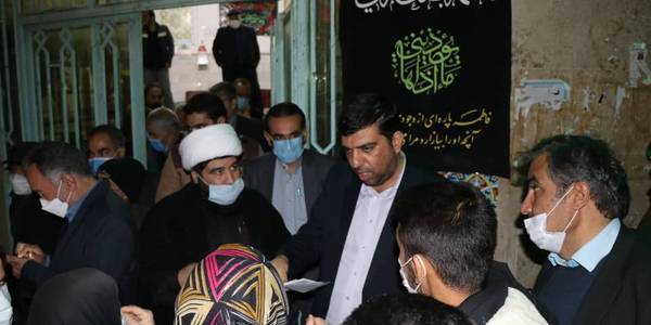 مهندس امیر هادی سرپرست فرمانداری شهرستان اراک عصر روز یکشنبه ۱۴۰۰-۹-۲۸ بعد از اقامه نماز مغرب و عشاء در مسجد حجت ابن الحسن (عج) کوی هجرت از نزدیک با مردم  این محله گفتگو کرد.