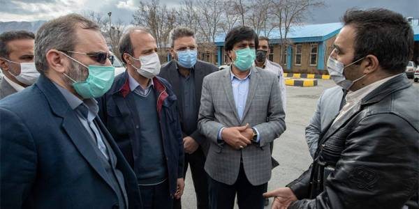 استاندار مرکزی به همراه معاون سیاسی، امنیتی و اجتماعی استاندار با حضور سرزده در پارکینگ شرکت پخش فرآورده‌های نفتی منطقه مرکزی از این پارکینگ بازدید و با رانندگان نفتکش در خصوص مشکلاتشان گفتگو کردند.
دوشنبه ۲۹ آذر ۱۴۰۰