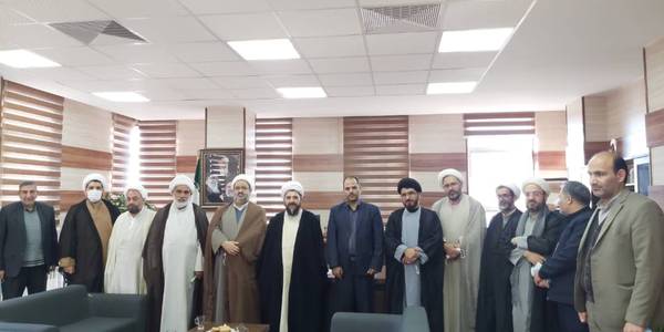 دیدار حجت الاسلام و المسلمین نیشابوری امام جمعه به اتفاق مدیر مرکز علمی و تربیتی جامعه المصطفی (ص) واحد آشتیان و جمعی از روحانیون شهرستان با علی اکبر فراهانی سرپرست فرمانداری شهرستان آشتیان