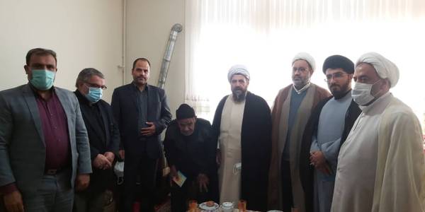 دیدار فراهانی سرپرست فرمانداری شهرستان آشتیان به اتفاق حجت الاسلام و المسلمین نیشابوری امام جمعه و تعدادی از مسئولین شهرستان با خانواده معظم شهید محمدرضا ملکا