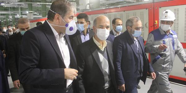 وزیر نیرو از شرکت مانا انرژی پاک شهرستان خمین بازدید کرد
