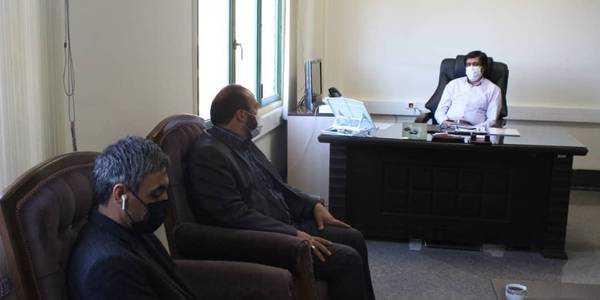 محرابی مدیرعامل باشگاه و خطیبی سرمربی تیم فوتبال آلومینیوم اراک با اکرمی معاون سیاسی،امنیتی و اجتماعی استاندار مرکزی دیدار و گفتگو نمودند