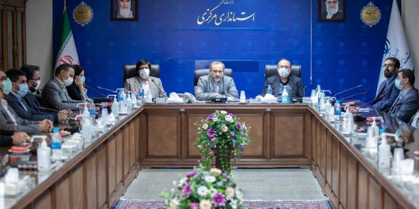 با حضور استاندار مرکزی ، معاونین استاندار ، مدیران و مسئولین مربوطه ، آیین تکریم از زحمات مدیران کل دفاتر امنيتي و اتباع استانداری مرکزی و معارفه سرپرست دفتر امور امنيتي و انتظامي و مديركل امور اتباع و مهاجرين خارجي در سالن جلسات استانداری مرکزی برگزار شد.
لازم به ذكر است در احكامي صادره از سوي استاندار مركزي، "بهنام نظري" به عنوان سرپرست دفتر امور امنيتي و انتظامي و "احمد رضا آدينه" به عنوان مدیرکل امور اتباع و مهاجرين خارجي استانداري مركزي منصوب شدند.