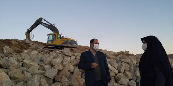 بازدید فراهانی سرپرست فرمانداری شهرستان آشتیان به اتفاق آشتیانی معاون فرماندار از معدن سنگ روستای کردیجان