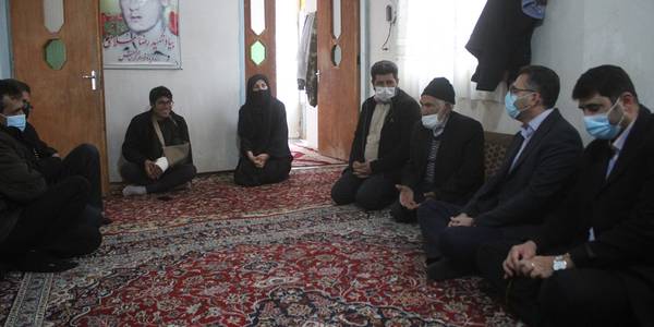 فرماندار با خانواده شهید رضا غلامی دیدار کرد