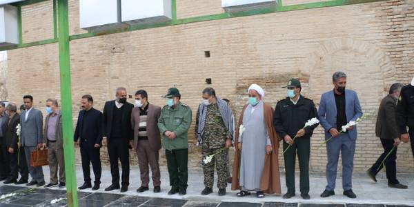 گلباران و عطرافشانی گلزار مطهر شهدای شهر آستانه با حضور فرماندار شهرستان شازند