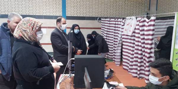 بازدید فراهانی سرپرست فرمانداری به اتفاق  آشتیانی معاون فرماندار از محل انجام واکسیناسیون شهرستان آشتیان و بررسی نحوه خدمات رسانی به مراجعین