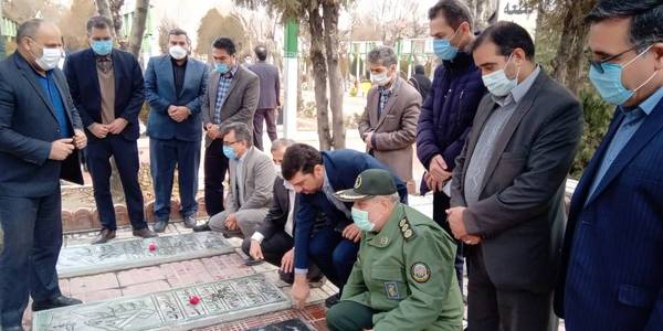 اعضای شورای اداری شهرستان اراک با حضور در گلزار شهدای اراک با خواندن فاتحه و نثار شاخه‌های گل به مقام شامخ شهیدان ادای احترام و یاد و خاطره رشادت و ایثارگری آنان را گرامی داشتند