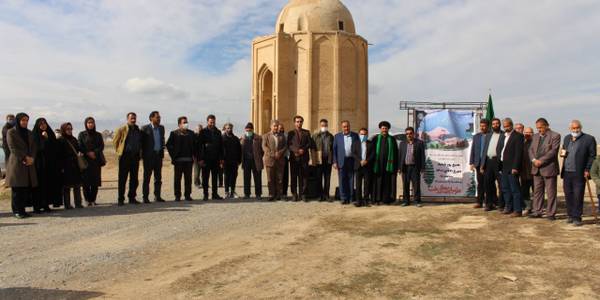 پویش مردمی نهالکاری با شعار ایران سر سبز هر ایرانی یک درخت در روستای مرادآباد بخش مرکزی شهرستان اراک