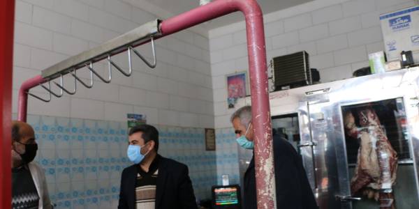 بازدید میدانی دکتر رمضانی فرماندارشهرستان شازند از بانک ها، کلینیک ها، دفاتر پلیس +۱۰ ، مغازه ها( خواروبارفروشی، مرغ فروشی، قصابی هاو...)،فروشگاهها و...به منظور بررسی رعایت پروتکل های بهداشتی بیماری کرونا توسط متصدیان و مردم