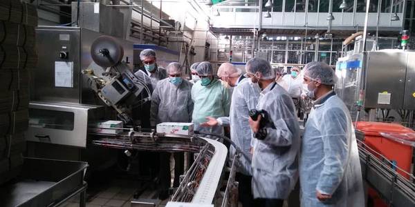 معاون سياسي،امنيتي و اجتماعي استاندار مركزي در سفر به شهرستان ساوه به همراه مديركل تعاون،كار و رفاه اجتماعي استان ، سرپرست فرمانداري شهرستان ساوه،سرپرست دفتر سیاسی استانداری و مسئولين مربوطه از شركت عاليفرد
 ( سن ايچ ) توليد كننده انواع آب ميوه، كنستانتره ميوه و شربت در شهرك صنعتي كاوه بازديد نمودند.