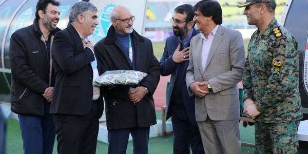 در حاشیه دیدار تیم های فوتبال سپاهان اصفهان و پرسپوليس تهران با حضور معاون سیاسی،امنیتی و اجتماعی استاندار مرکزی،سرپرست دفتر امور امنيتي و انتظامي استاندار و رئيس هيئت فوتبال استان از فرمانده یگان ویژه پليس تقدير شد.