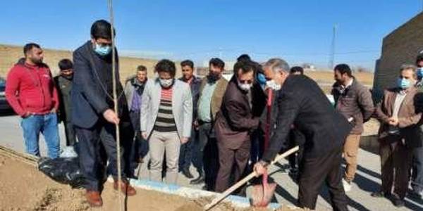 حضور گازری سرپرست فرمانداری خنداب، پاکپور مدیرکل دفتر روستایی و شوراهای استانداری،بخشدار مرکزی ،شورای اسلامی ودهیار و اهالی روستای دیزآباد در آیین پویش ملی ایران سرسبز