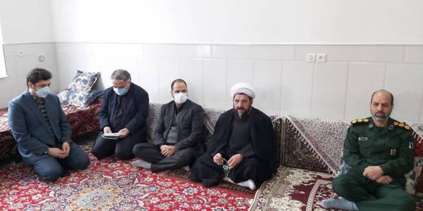 دیدار سرپرست فرمانداری شهرستان آشتیان با خانواده معظم شهید اصغر آقازیارتی