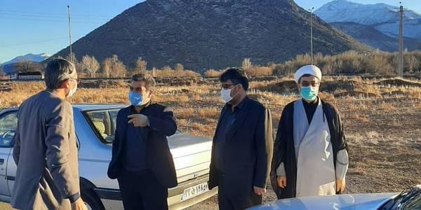 بازدید دکتر رمضانی فرماندار شهرستان شازند از محل پیش بینی شده جهت احداث پارکینگ کامیون ها در شهر توره