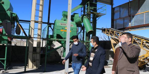 بازدید رمضانی فرماندار شهرستان شازند ازکارگاه تولیدخوراک دام تعاونی روستایی انقلاب جاده عباس آباد