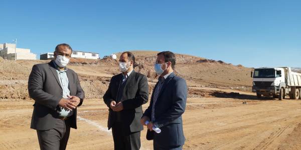 بازدید میدانی فراهانی سرپرست فرمانداری به اتفاق ملکا شهردار و صفاری مدیر بنیاد مسکن انقلاب اسلامی شهرستان از‌ آخرین روند آماده سازی و واگذاری  اراضی فاز دوم طرح اقدام ملی مسکن به متقاضیان