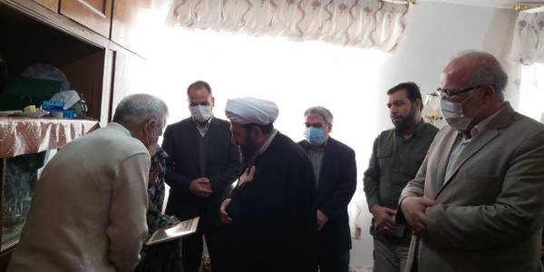 دیدار فراهانی سرپرست فرمانداری شهرستان آشتیان به اتفاق حجت الاسلام و المسلمین نیشابوری امام جمعه و تعدادی از مسئولین شهرستان با خانواده معظم شهید مصطفی نیکچه فراهانی در روستای موسی آباد