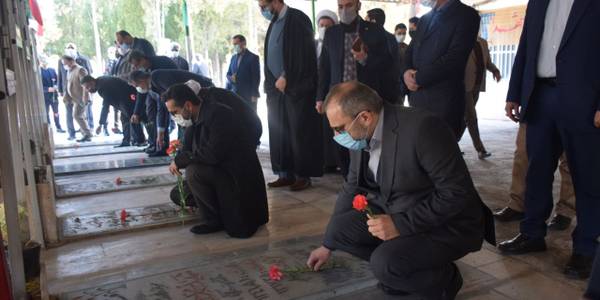 حضور دکتر مخلص الائمه استاندار مرکزی در شهرستان محلات و ادای احترام به مقام شامخ شهدا