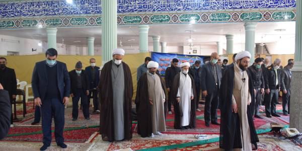 حضور دکتر مخلص الائمه استاندار مرکزی در نماز ظهر و عصر مسجد امام حسین (ع) شهر نیم ور