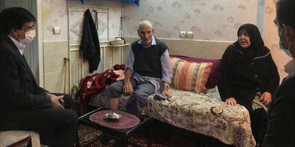 به مناسبت روز وفات حضرت 
ام البنین(س) و روز تكريم مادران و همسران شهدا ، معاون سياسي ، امنيتي و اجتماعي استاندار مركزي در ديدار با خانواده سردار شهيد "منوچهر عاشوری" در اراک از صبر و استقامت ايشان تقدير نمود