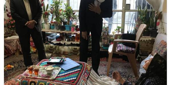 به مناسبت روز وفات حضرت 
ام البنین(س) و روز تكريم مادران و همسران شهدا ، معاون سياسي ، امنيتي و اجتماعي استاندار مركزي در ديدار با خانواده شهيد "ناصر مهري" در اراک از صبر و استقامت ايشان تقدير نمود