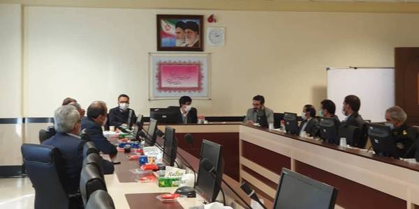 جلسه کمیسیون برنامه ریزی
، هماهنگي و نظارت بر مبارزه با قاچاق کالا و ارز استان مركزي  به رياست اكرمي معاون سیاسی،امنیتی و اجتماعی استاندار با حضور مديران كل و مسئولين مربوطه برگزار شد.
در حاشيه اين جلسه از خدمات طاعتي دبير سابق اين كميسيون تقدير و نظري به عنوان دبير جديد كميسيون مبارزه با قاچاق كالا و ارز استان معرفي شد