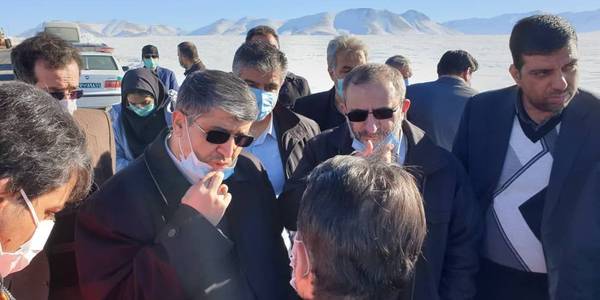 حضور کریمی نماینده مردم شهرستان اراک درمجلس شورای اسلامی، مخلص الائمه استاندار مرکزی،معاونان استاندار ،مهندس هادی فرماندار شهرستان اراک و هیات همراه در جمع کارکنان خدوم راهداری در حال بازگشایی جاده ارتباطی روستای علیم آباد بخش مرکزی شهرستان اراک