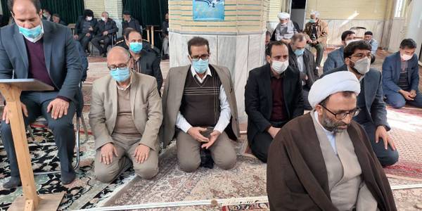 ✅حضور استاندار وفرماندارو هیات همراه وسایر مسئولین شهرستان در مسجد جامع نراق و اقامه نماز در این مسجد