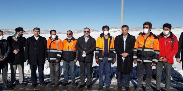 حضور معاون هماهنگی امور عمرانی در جمع کارکنان خدوم راهداری در حال بازگشایی جاده ارتباطی روستای علیم آباد