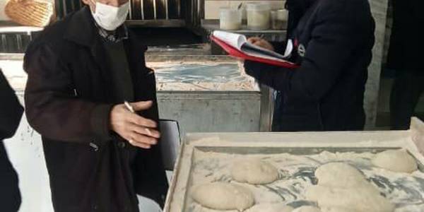 گشت مشترک بازرسی از واحدهای صنفی نانوایی های اراک با حضور بازرسان اداره، فرمانداری، شبکه بهداشت، اتحادیه نانوایان و اداره غله برگزارشد