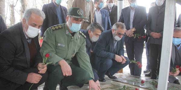 قبور مطهر شهدای شهرستان خمین بمناسبت دهه مبارک فجر گلباران شد