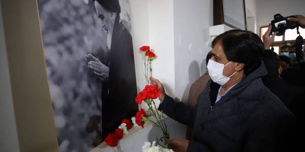 📌در اولين روز از دهه فجر 
معاون سياسي ، امنيتي و اجتماعي استاندار مركزي با حضور در بيت تاريخي امام راحل در شهرستان خمين به مقام شامخ بنيانگذار كبير انقلاب اسلامي ايران اداي احترام نمود
📌زنگ انقلاب همزمان با اولين روز از دهه فجر در بيت تاريخي امام راحل در شهر خمين نواخته شد.