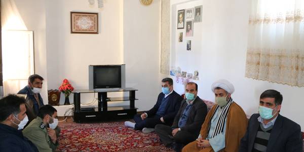 فرماندار و رئیس ستاد گرامیداشت دهه مبارک فجر شهرستان شازند با خانواده معظم شهدا در روستای علی قورچی دیدار نمود