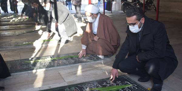 گلباران و عطر افشانی قبور مطهر شهدای محلات همزمان با فرارسیدن دهه مبارک فجر با حضور حجت الاسلام والمسلمین دکتر ربانی امام جمعه شهرستان محلات، ناظری فرماندار شهرستان محلات و دیگر مسئولین