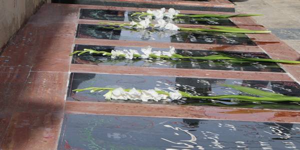 ادای احترام به مقام شامخ شهدا و مهمانی لاله ها در شهر شازند باحضور فرماندار شهرستان شازند