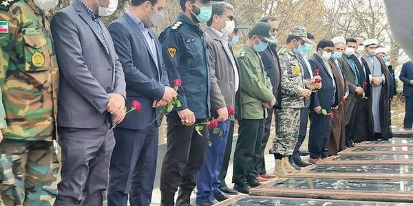 ادای احترام  وعطر افشانی و غبار رویی گلزار مطهر شهدا در شهرستان خنداب بمناسبت بزرگداشت دهه فجر