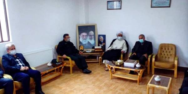 به همراه مسئولین شهرستان با حجت الاسلام والمسلمین ابراهیمی امام جمعه شهرستان زرندیه